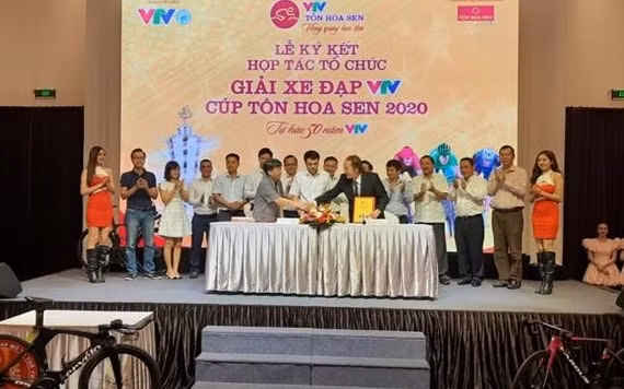 Lễ ký kết hợp tác tổ chức Giải xe đạp VTV Cúp Tôn Hoa Sen 2020 - lần thứ 5. Ảnh: baonhandan.