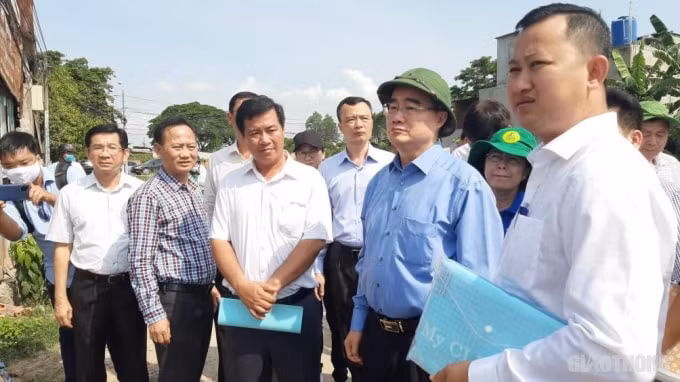 Bí thư Thành ủy TP.HCM Nguyễn Thiện Nhân thị sát cùng lãnh đạo huyện Bình Chánh - điểm nóng xây nhà không phép. Ảnh: Bùi Tư