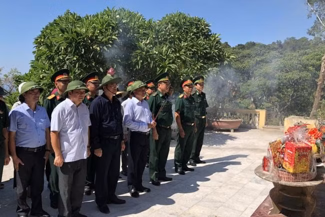 Ông Mai Sỹ Diến, Tỉnh ủy viên, Phó Trưởng Đoàn ĐBQH tỉnh Thanh Hóa và đoàn công tác dâng hương tại Đài tưởng niệm các Anh hùng liệt sĩ Đảo Mê