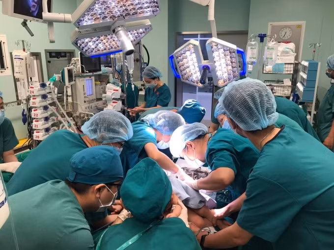 Các y bác sĩ bắt đầu gây mê thực hiện ca phẫu thuật tách cặp song sinh.