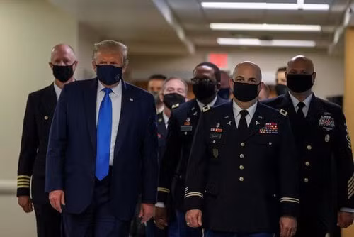 Ông Trump đeo khẩu trang trang nơi công cộng khi đến thăm các quân nhân bị thương tại Trung tâm Quân y Walter Reed hôm 11/7. Ảnh: TL.