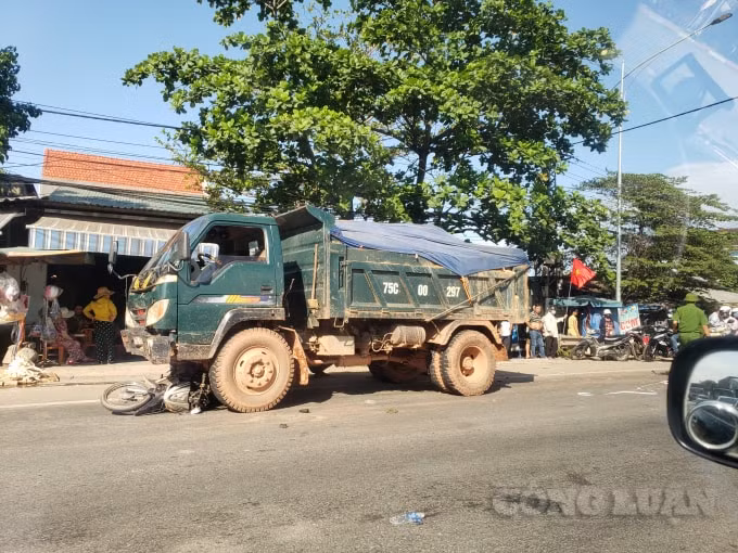 Xe chở đất có dấu hiệu quá khổ, quá tải gây tai nạn chết người tại ngã 3 La Sơn, huyện Phú Lộc, tỉnh Thừa Thiên Huế (Ảnh: Cái Văn Long).