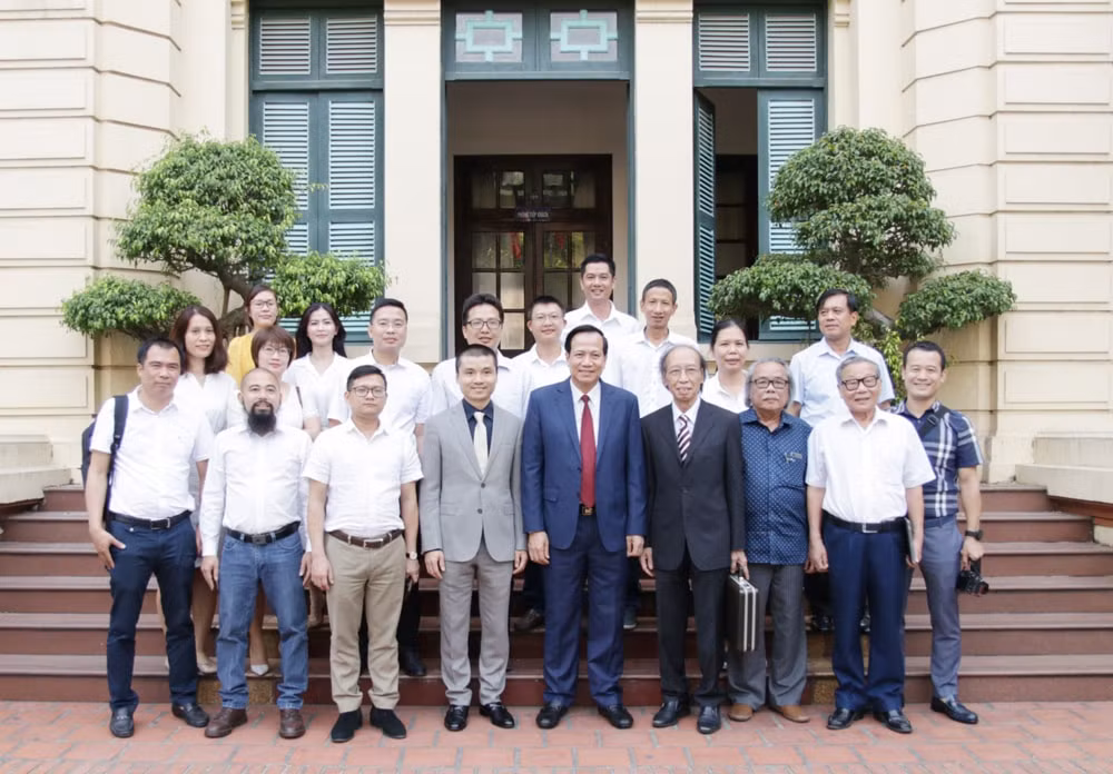 Lãnh đạo Bộ Lao động cùng tập thể cán bộ chủ chốt báo điện tử Dân trí chụp ảnh lưu niệm tại trụ sở Bộ. (ảnh: Trọng Trinh)