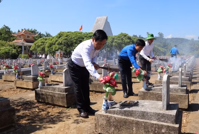 Ông Võ Duy Sang, Ủy viên Ban Thường vụ, Trưởng Ban Nội chính Tỉnh ủy Thanh Hóa và đoàn công tác thắp hương tri ân các anh hùng liệt sĩ.