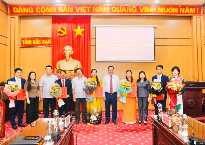 bac kan dieu dong luan chuyen bo nhiem nhieu can bo chu chot hinh 1
