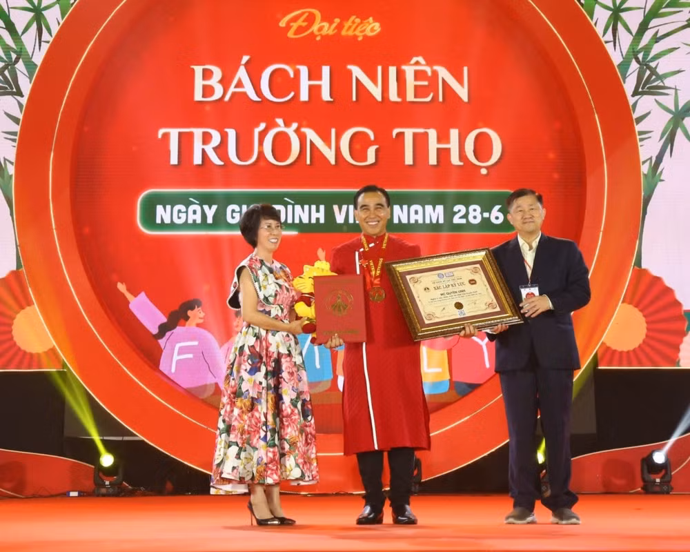 mc quyen linh bat ngo duoc nhan bang ky luc hinh 1