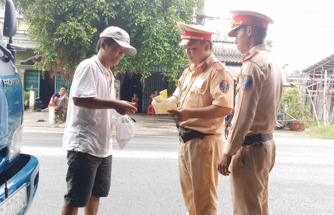 Lực lượng Công an kiểm tra giấy tờ của người tham gia giao thông.