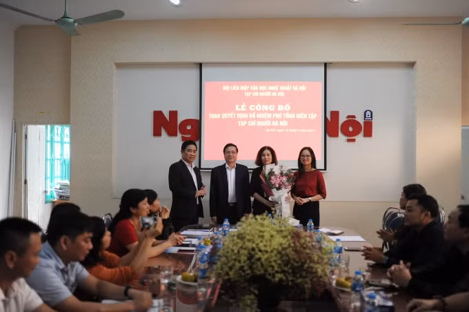 NSND Trần Quốc Chiêm, Bí thư Đảng Đoàn, Chủ tịch Hội Liên hiệp Văn học Nghệ thuật Hà Nội trao Quyết định bổ nhiệm cho Nhà báo Tạ Thị Thu Hà.