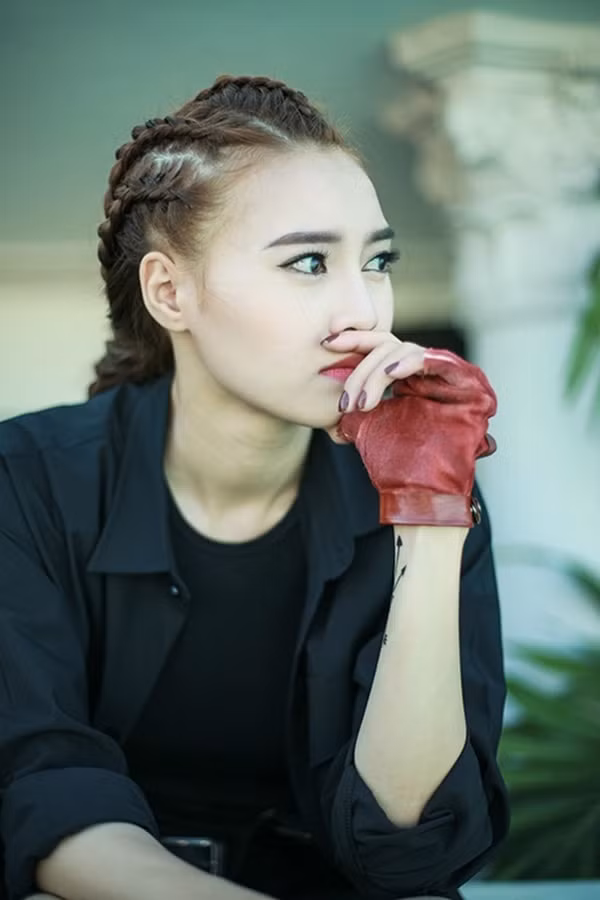 Vai diễn trong Găng tay đỏ là lần thử sức với hình tượng “đả nữ” hiếm hoi của Lan Ngọc.