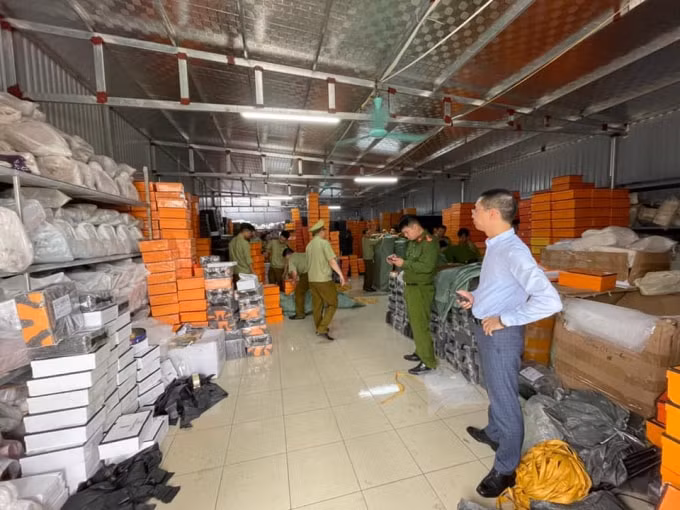 Cơ quan chức năng thực hiện việc kiểm tra, thu giữ số hàng hóa vi phạm tại kho