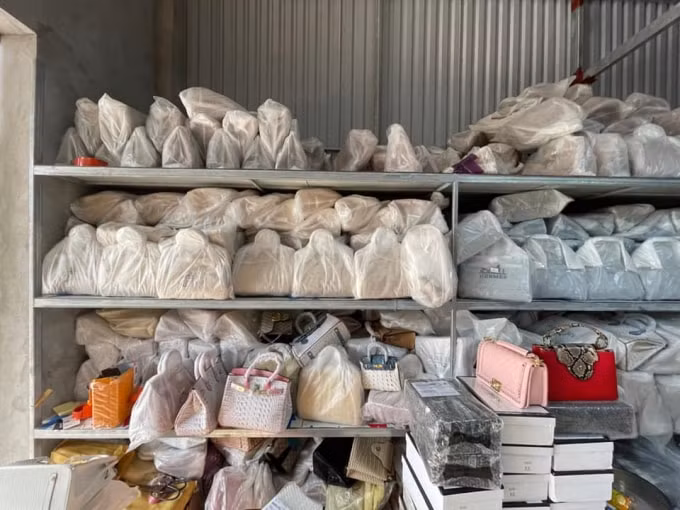 Số hàng giả nhãn hiệu Hermés tại kho hàng