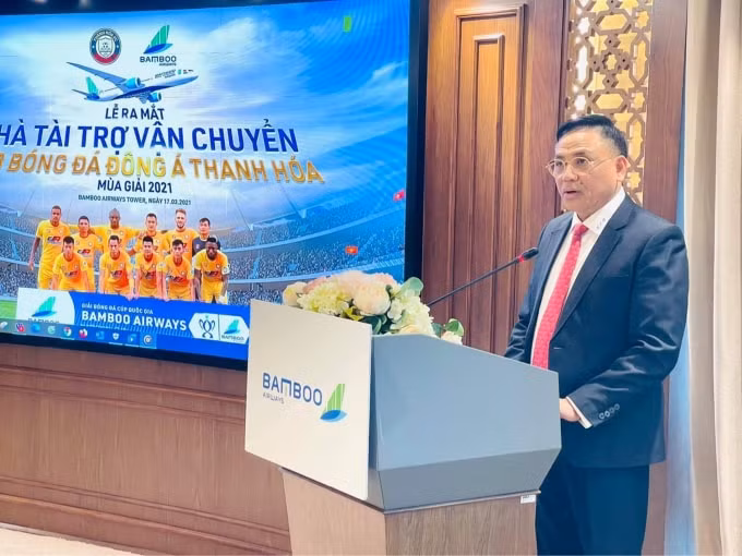 Chủ tịch CLB bóng đá Đông Á Cao Tiến Đoan phát biểu cảm ơn Bamboo Airways đã tài trợ vận chuyển cho đội bóng đá Thanh Hóa