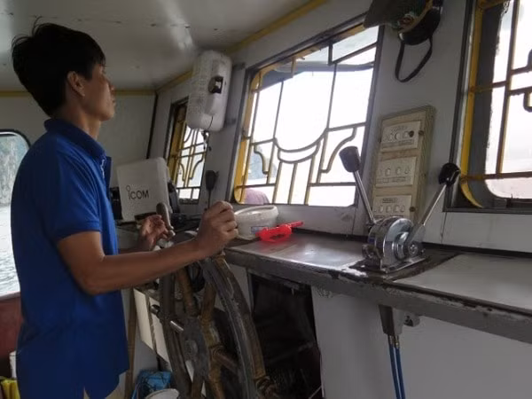 Hành vi uống rượu bia mà điều khiển phương tiện thủy có thể sẽ bị phạt nặng. Ảnh minh họa
