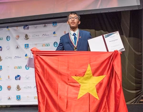Nguyễn Mạnh Quân, học sinh lớp 12 Lý 1, Trường THPT Chuyên Hà Nội - Amsterdam là một trong 10 gương mặt trẻ tiêu biểu của Thủ đô năm 2020. Ảnh: Báo HNM