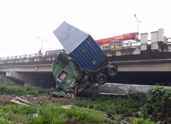 Một vụ tai nạn giao thông xảy ra trên cầu Thanh Trì