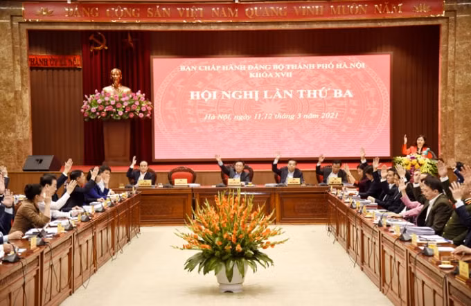 Các đại biểu thông qua Nghị quyết Hội nghị lần thứ Ba, Ban Chấp hành Đảng bộ Thành phố khóa XVII