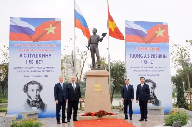 Các đại biểu thực hiện nghi lễ khánh thành Tượng đài Đại thi hào A.S.Pushkin