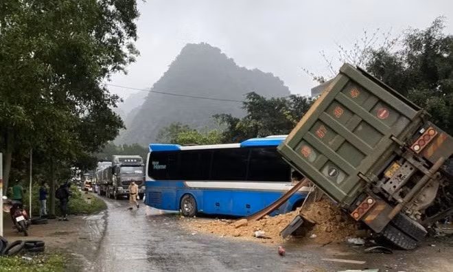 Hiện trường vụ tai nạn giao thông giữa xe khách với xe ben khiến 3 người tử vong tại Hòa Bình ngày 16/3. Ảnh: TL