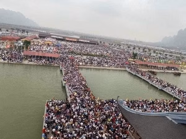 Đã có khoảng 5 vạn khách đổ đến chùa Tam Chúc trong ngày 14/3