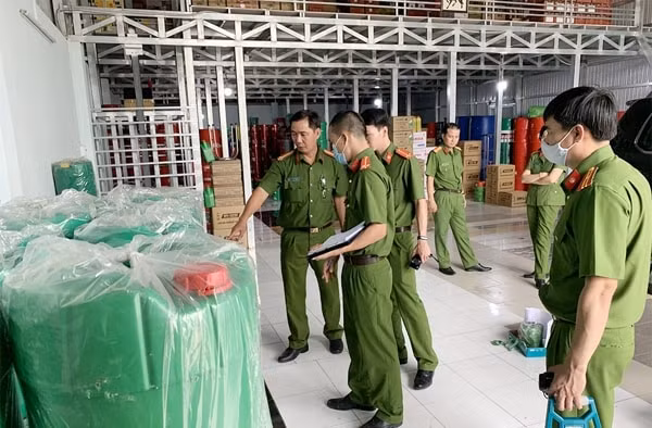 Công an tỉnh An Giang khám xét kho phụ tùng của Trần Trí Mãnh