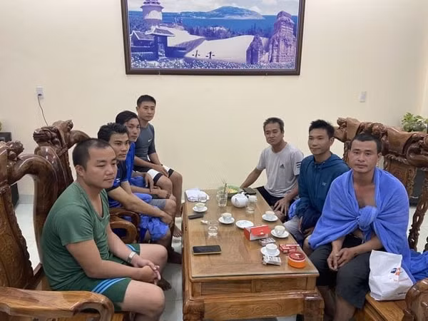 Các thuyền viên tàu Bạch Đằng vừa được cứu hộ thành công khi tàu bị chìm ở Mũi Né. Ảnh: TNO