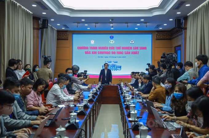 Ghi nhận của PV, vào sáng 15/3 tại trường Đại học Y Hà Nội, 6 tình nguyện viên đầu tiên tham gia thử nghiệm lâm sàng đã được tiêm những mũi vắc-xin Covivac phòng Covid-19.