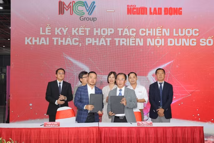 Ông Phạm Từ Liêm - Tổng giám đốc MCV Group và ông Bùi Thanh Liêm - Phó Tổng biên tập Báo Người Lao Động ký kết biên bản ghi nhớ hợp tác. Ảnh: Hoàng Triều