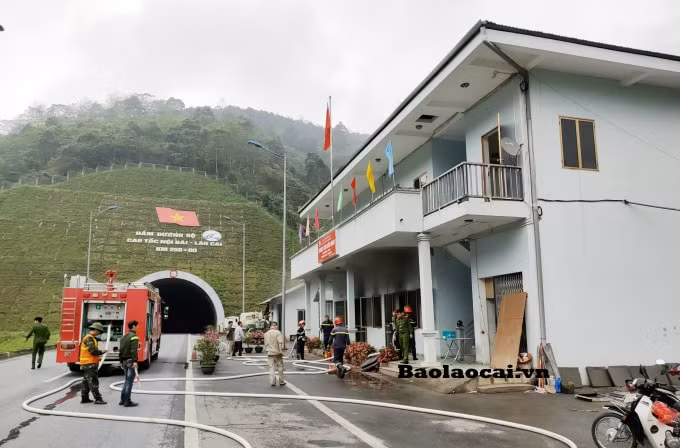 Lực lượng cảnh sát phòng cháy, chữa cháy và cứu hộ (Công an tỉnh Lào Cai) điều xe cứu hỏa tới dập tắt đám cháy không cho lan rộng ra. ( Ảnh Báo Lào Cai)