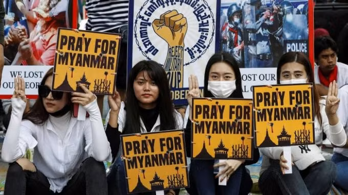 Giới trẻ xuống đường kêu gọi biểu tình ở Myanmar. Ảnh: FT
