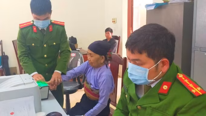 Cán bộ công an huyện Mường Lát làm hồ sơ, thủ tục để cấp CCCD có gắn chíp cho công dân