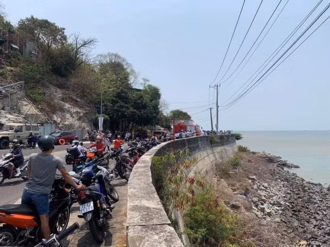 Vụ tai nạn khiến nạn nhân văng khỏi xe máy, lao xuống bãi đá ven biển và tử vong.