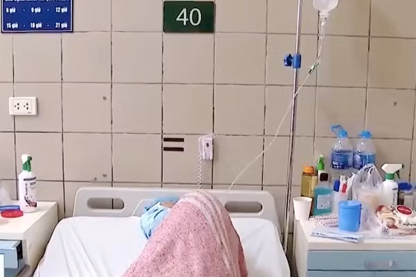 Hình ảnh nam thanh niên bị sốc ma túy sau khi hút thuốc lá điện tử, điều trị tại Bệnh viện Bạch Mai. Ảnh: vietnamnet.vn