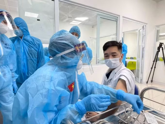 Hiện nay tiêm phòng được xem biện pháp hữu hiệu để phòng chống dịch COVID-19 (ảnh TL).