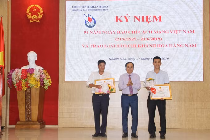 Lãnh đạo tỉnh Khánh Hòa trao Giải báo chí Khánh Hòa hàng năm 2019 cho các tác giả đạt giải. Ảnh minh họa