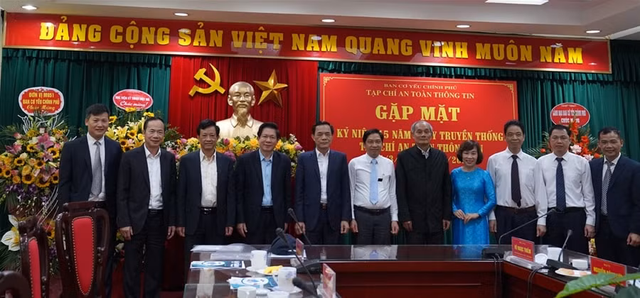 Các đồng chí Lãnh đạo Ban, Nguyên Lãnh đạo Ban và Nguyên Tổng biên tập Tạp chí tại buổi gặp mặt kỷ niệm 15 năm ngày truyền thống của Tạp chí An toàn thông tin. Ảnh: ĐT