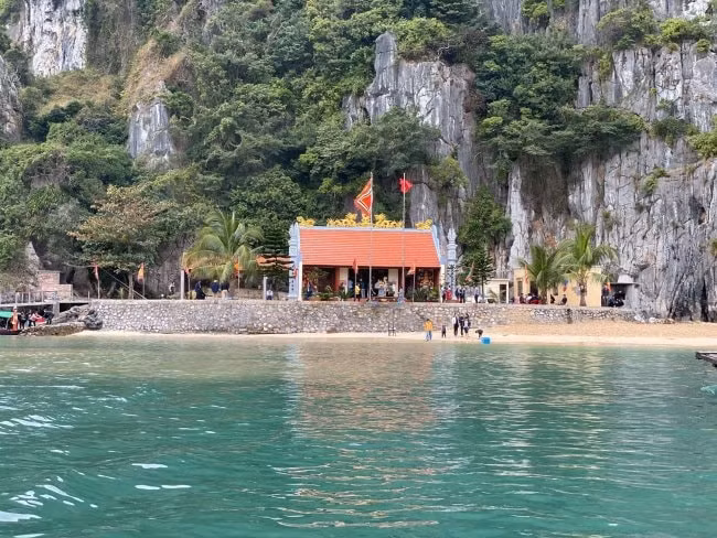 Đền Bà Men, vịnh Hạ Long