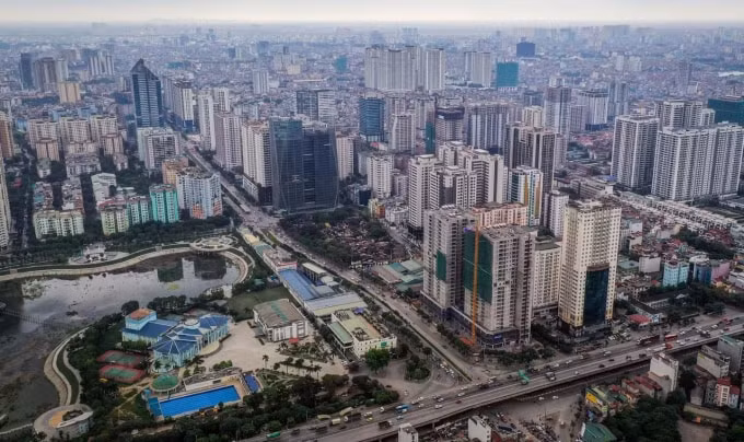 Hàng loạt những dự án cao ốc ồ ạt mọc lên dọc tuyến đường Lê Văn Lương gây quá tải hạ tầng đô thị.