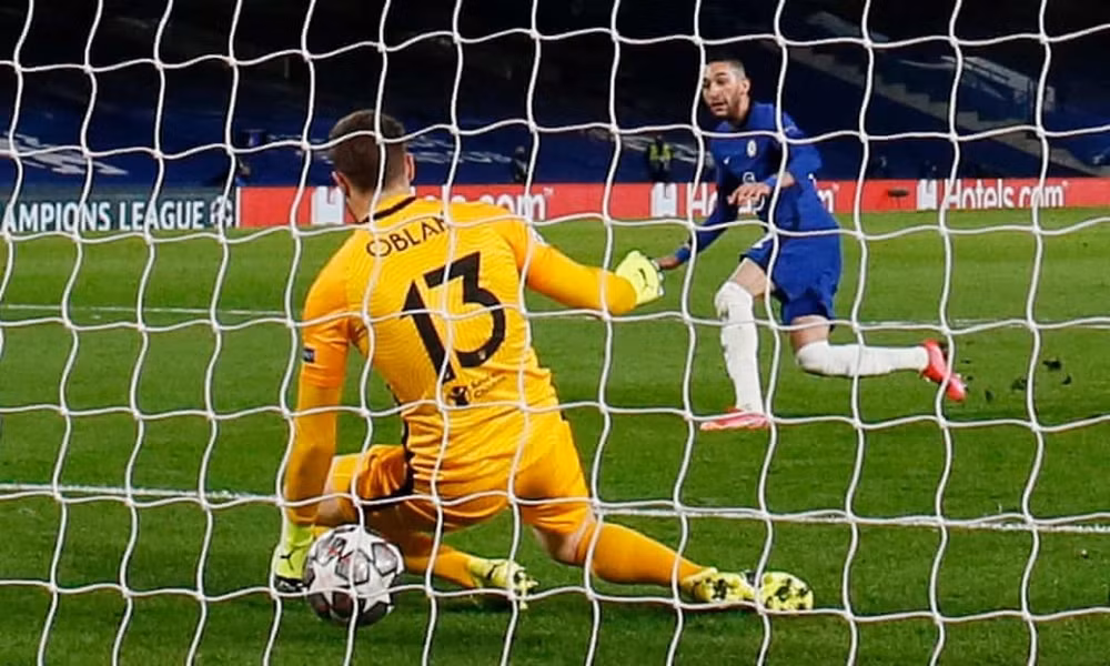Ziyech hạ gục thủ môn Oblak. Ảnh: Getty