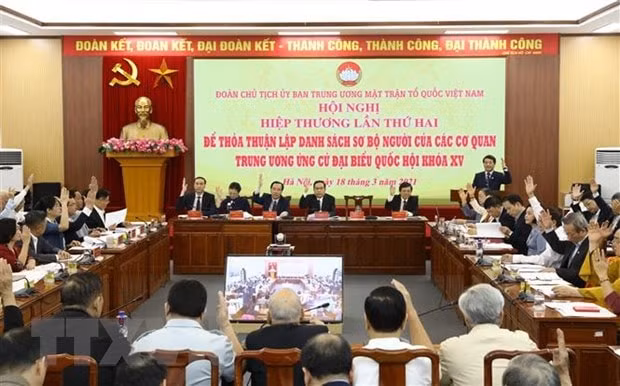 100% đại biểu tại hội nghị biểu quyết thông qua danh sách sơ bộ 205 người được giới thiệu ứng cử đại biểu Quốc hội khóa XV. Ảnh: TTXVN