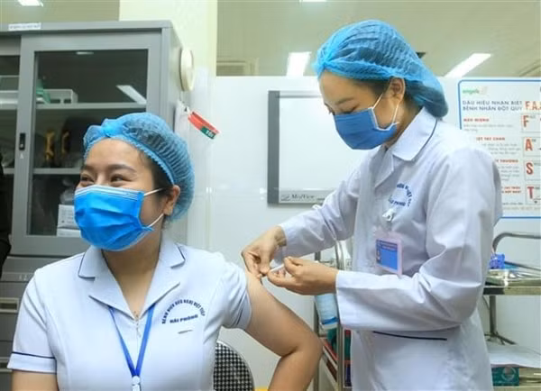 Trong ngày 17/3, cả nước có thêm 3.359 người được tiêm chủng vaccine COVID-19