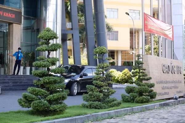 Lưc lượng chức năng khám xét tại trụ sở Công ty TNHH một thành viên Phát triển công nghiệp Tân Thuận (IPC), ngày 21/11/2020. Ảnh: TNO
