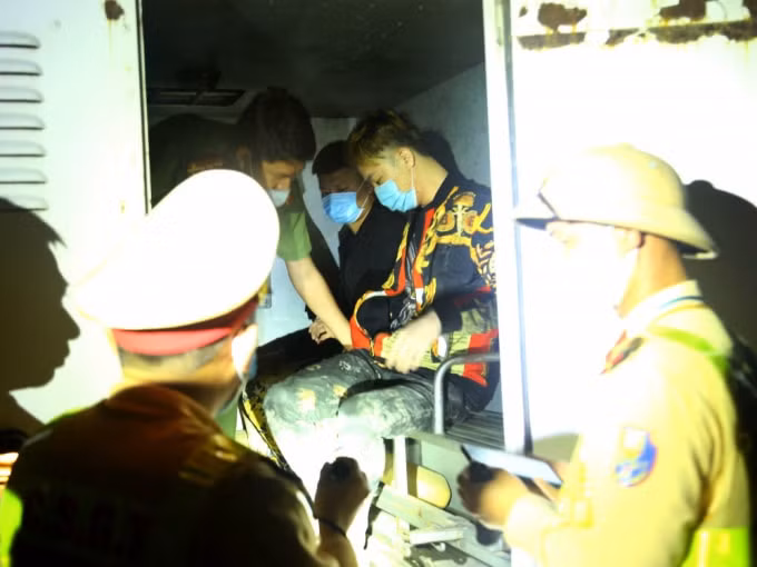 Lực lượng CSGT Công an Hà Tĩnh bàn giao các đối tượng cho Công an Nghệ An để tiếp tục điều tra xử lý
