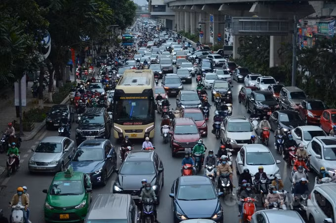 Tuyến đường này thường xuyên ùn tắc trong năm, giờ đây tiếp tục đón lượng lớn người, phương tiện di chuyển, khiến ùn tắc cục bộ.