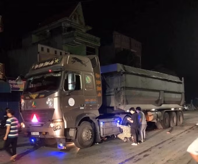 Cú va chạm làm 2 người trên xe máy văng xuống, cùng lúc đó xe đầu kéo mang BKS 22C-058.59 kéo theo rơ moóc 22R-00436 do anh Triệu Văn Xuyên (sinh năm 1983, trú tại xóm Đồng Ngõ, xã Bản Ngoại, huyện Đại Từ, tỉnh Thái Nguyên) điều khiển lưu thông cùng chiều với chếc xe con đi tới đã cán qua.