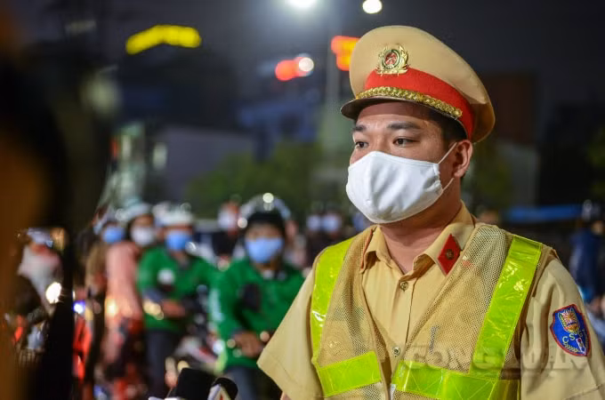 Thượng Úy Lưu Văn Uy – Cán bộ Đội CSGT số 4 (Phòng CSGT – Công an Hà Nội) cho biết, thực hiện cao điểm, Tổ công tác cương quyết xử lý vi phạm nồng độ cồn, ma túy.