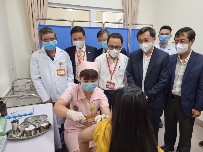 Sáng ngày 15/3 đã có 6 người đầu tiên được tiêm thử nghiệm vắc xin COVIVAC (ảnh TL).