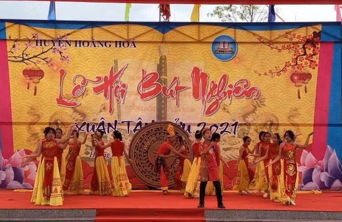 Tiết mục văn nghệ khai mạc lễ hội. Ảnh: Quang Duy