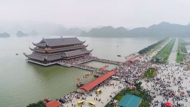 Nhiều đoàn khách từ xa tới sau khi chờ đợi nhưng không mua được vé đành quay đầu về. Ảnh: DT