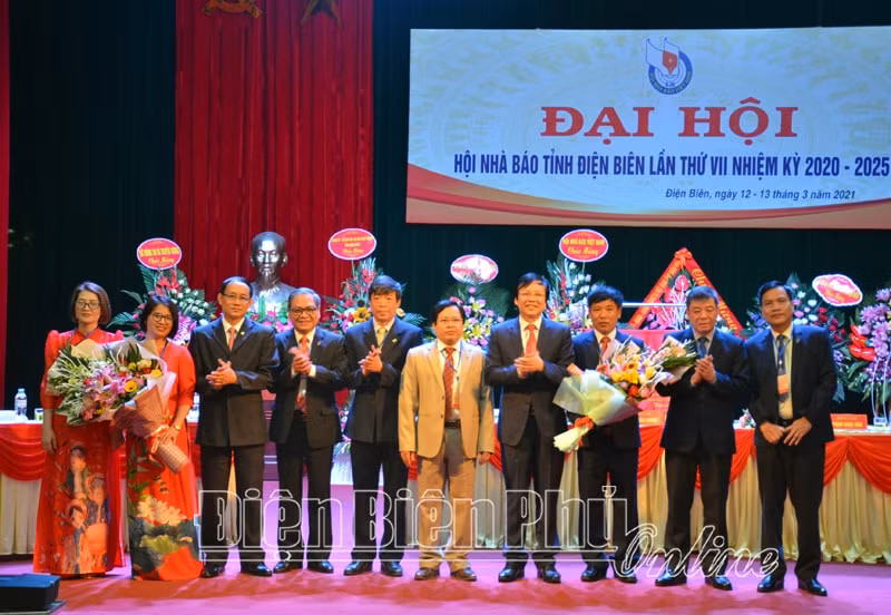 Đồng chí Hồ Quang Lợi, Phó Chủ tịch Thường trực Hội Nhà báo Việt Nam tặng hoa chúc mừng Ban Chấp hành Hội Nhà báo tỉnh Điện Biên khóa VII, nhiệm kỳ 2020 – 2025. Ảnh: Phạm Quang