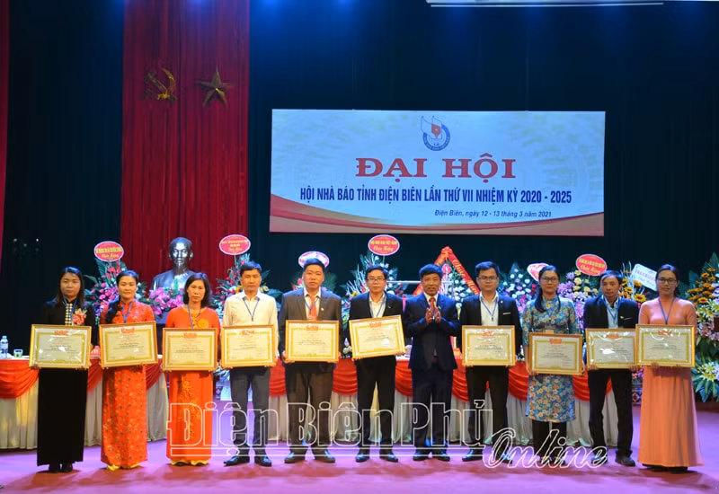 Đồng chí Phạm Ngọc Hân, Tổng Biên tập Báo Điện Biên Phủ, Chủ tịch Hội Nhà báo tỉnh khóa VII, nhiệm kỳ 2020 – 2025 tặng Giấy khen cho các hội viên nhà báo. Ảnh: Phạm Quang